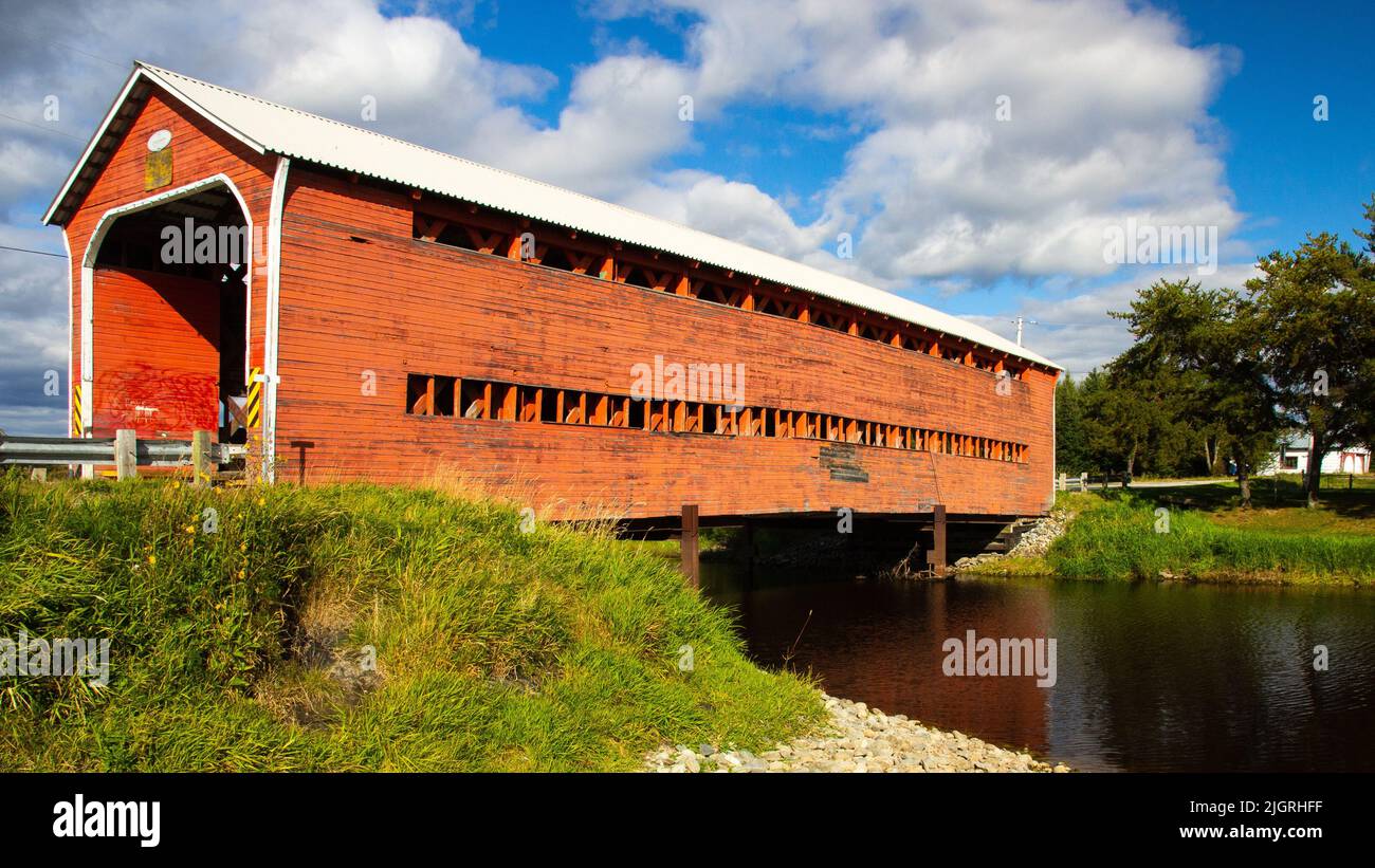 Eine vertikale Aufnahme der orangefarbenen Champagnerbrücke in der Nähe von Val-d'Or, Abitibi-Temiscamingue, Quebec Stockfoto Eine vertikale Aufnahme der orangefarbenen Champagnerbrücke in der Nähe von Val-d'Or, Abitibi-Temiscamingue, Quebec Stockfoto