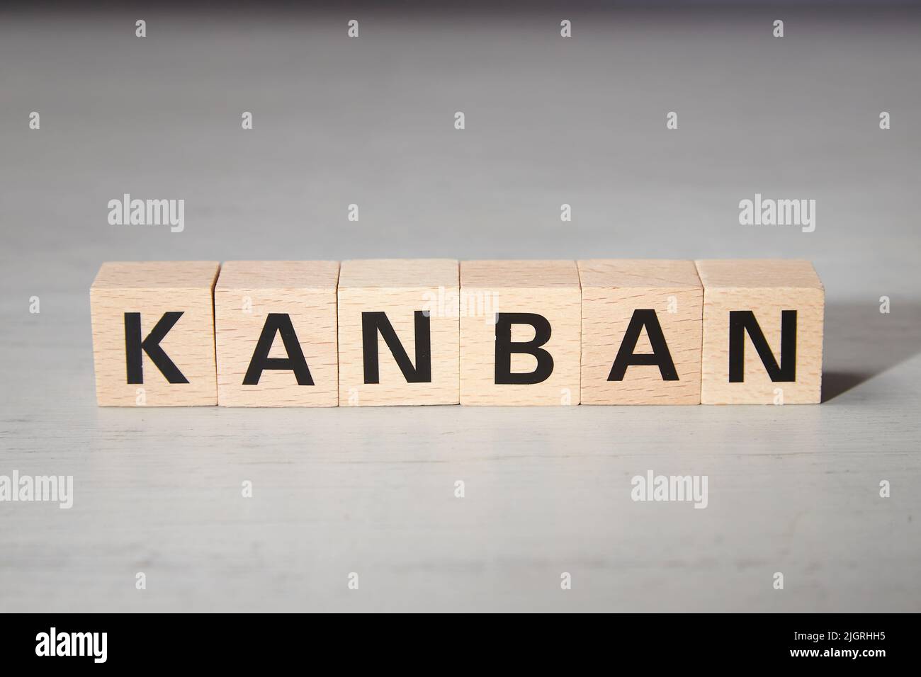 Wort Kanban bauen aus Holzwürfeln Stockfoto