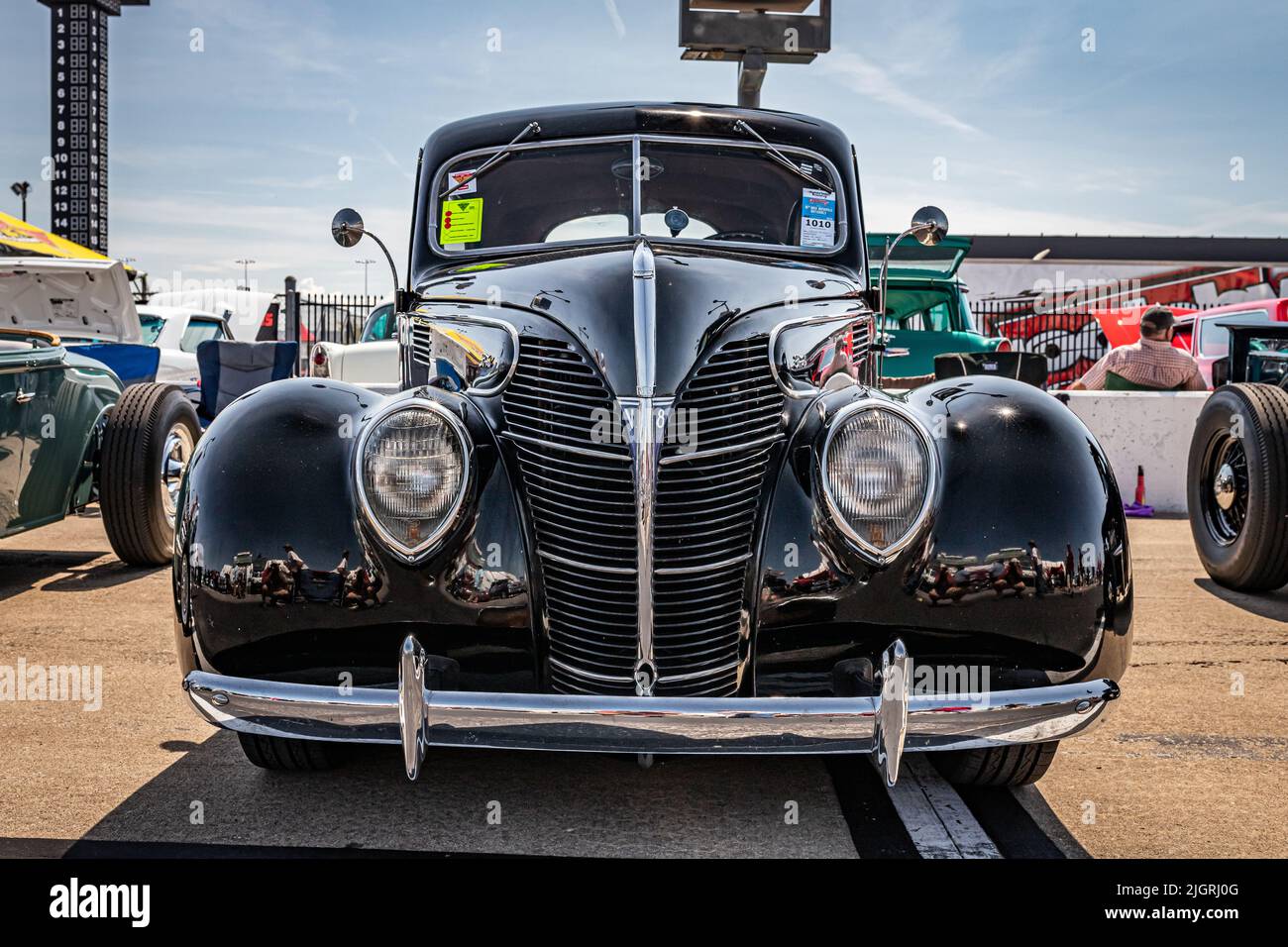 Libanon, TN - 14. Mai 2022: Low-Perspective-Vorderansicht einer Ford Standard Tudor Limousine aus dem Jahr 1939 auf einer lokalen Automesse. Stockfoto