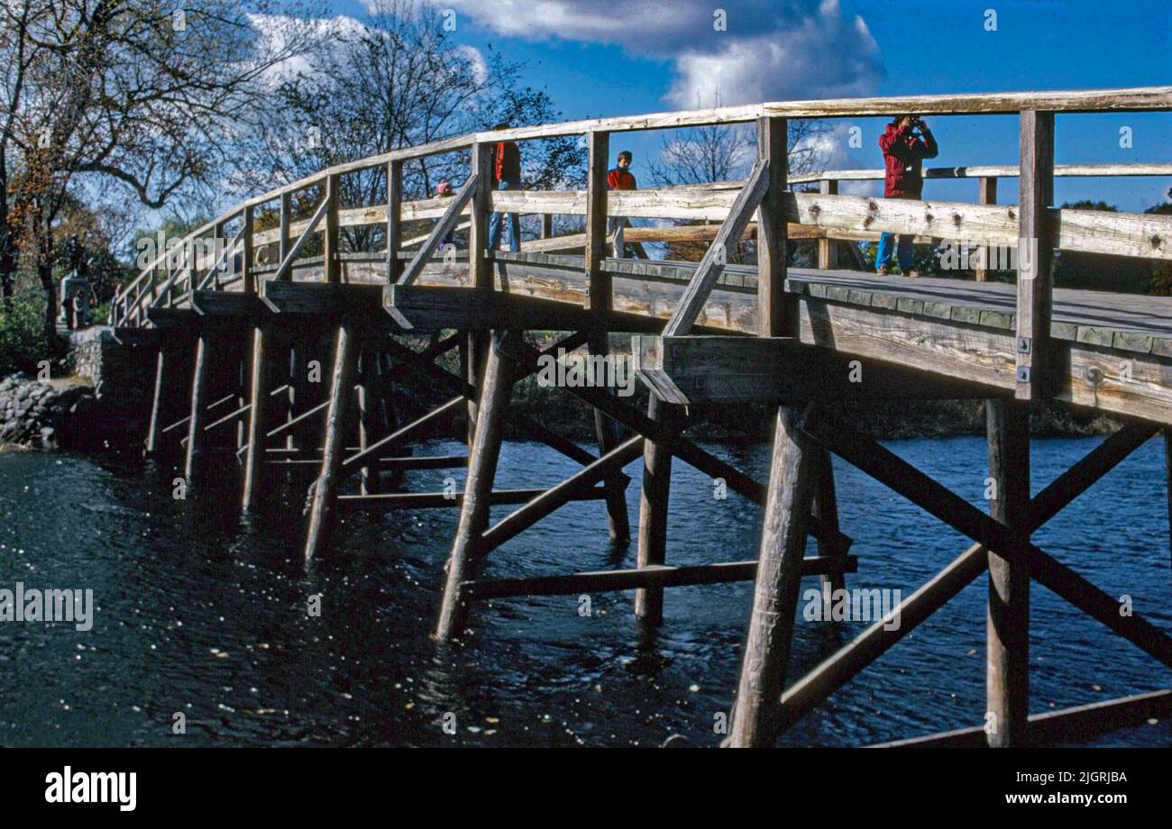 Die North Bridge, die oft umgangssprachlich Old North Bridge genannt wird, ist ein historischer Ort in Concord, Massachusetts, der den Concord River überspannt. Am 1. April Stockfoto