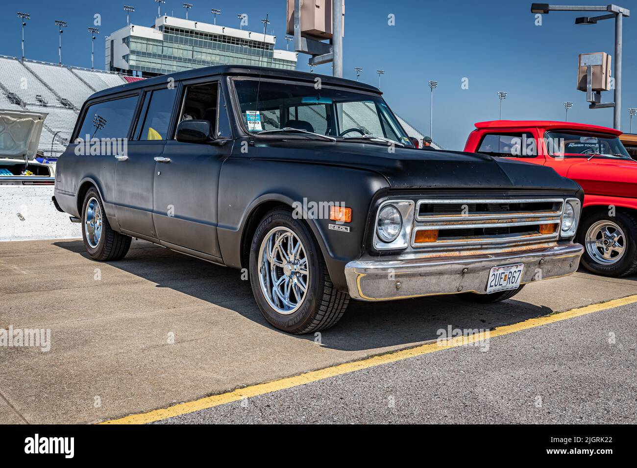 Libanon, TN - 14. Mai 2022: Vorderansicht eines Chevrolet Suburban aus dem Jahr 1968 mit niedriger Perspektive auf einer lokalen Automesse. Stockfoto