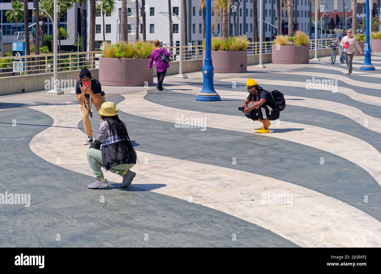 LONG BEACH, KALIFORNIEN - 21. April 2022: Long Beach ist bekannt für seine Attraktionen am Wasser, darunter die Queen Mary. Es werden mehrere Sportarten angeboten Stockfoto