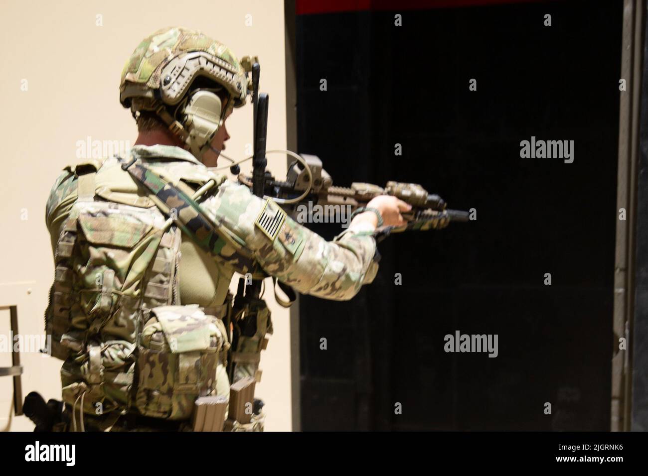 Die Utah National Guard veranstaltete am 11. Juli 2022 im Camp Williams, Utah, eine Zeremonie zum Schneiden von Bändern für ihr neues Special Operations Forces Live-Fire Shoot House (SOF LFSH). Soldaten der 19. Special Forces Group (Airborne) führen während der Eröffnung des SOF LFSH eine Demonstration fortgeschrittener städtischer Kämpfe durch. Der SOF LFSH wird in erster Linie die U.S. Army Special Operations Forces bei der aus- und Weiterbildung in Bezug auf Nahkampfszenarien und städtische Kampfszenarien unterstützen. Sie wird auch Soldaten der Nationalgarde der Utah Army sowie Strafverfolgungsbehörden bei der Ausbildung auf fortgeschrittenem Urba unterstützen Stockfoto