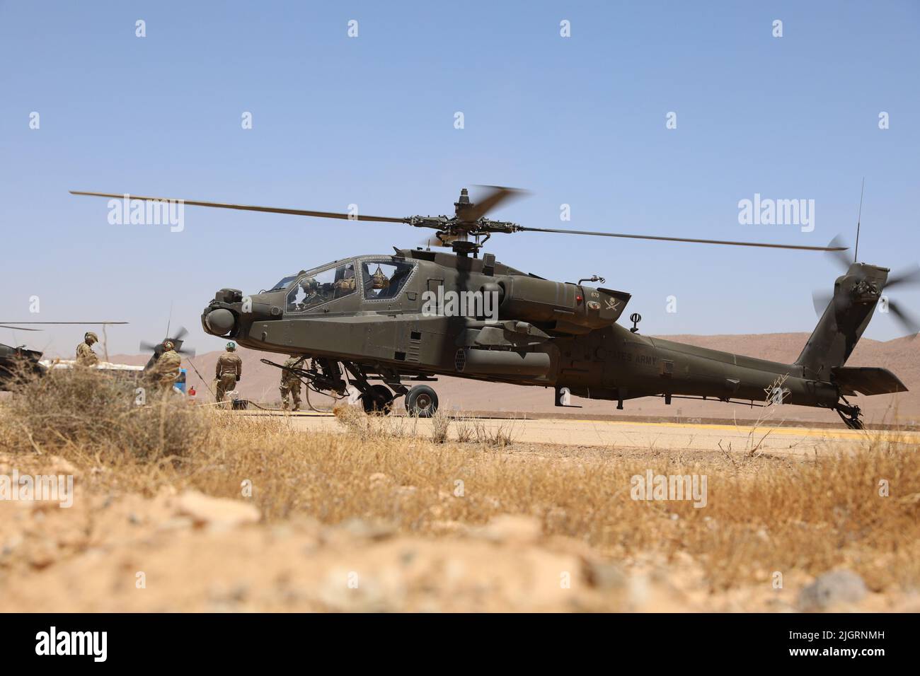 Flugbesatzung der Utah Army National Guard von C Company, 1. Bataillon, 112. Aviation Utah bereitet sich darauf vor, einen AH -64D „Apache“-Angriffshubschrauber in Guelmim, Marokko, anzuheizen. 27. Juni 2022. African Lion 2022 ist die größte, führende, gemeinsame, jährliche Übung des US-Afrikanischen Kommandos, die vom 6. Bis 30. Juni von Marokko, Ghana, Senegal und Tunesien veranstaltet wird. Mehr als 7.500 Teilnehmer aus 28 Nationen und der NATO trainieren zusammen mit dem Fokus auf die Verbesserung der Bereitschaft für US- und Partnernationskräfte. AL22 ist eine gemeinsame, multikomponentige und multinationale Übung, die eine ganze Reihe von Missionsfähigkeiten mit dem Ziel einsetzt, dies zu erreichen Stockfoto