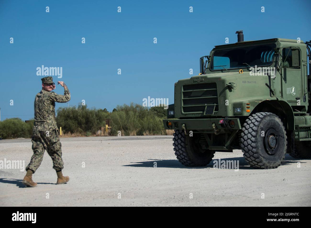 220708-N-PI330-1109 MARINESTÜTZPUNKT ROTA, Spanien (8. Juli 2022) Stahlarbeiter der Klasse 3. Calvin Awtrey, dem Marinemobilbaubataillon (NMCB) 133 zugewiesen, leitet Fahrzeuge während einer chemischen, biologischen und radiologischen Dekontaminationsübung auf der Marinestation Rota, Spanien, 8. Juli 2022. NMCB 133 befindet sich im geplanten Einsatzgebiet der US Naval Forces Europe und wird von der Sechsten Flotte der USA eingesetzt, um die Interessen der USA, der Alliierten und der Partner zu verteidigen. (USA Navy Foto von Mass Communication Specialist 2. Class Andrew Waters/veröffentlicht) Stockfoto