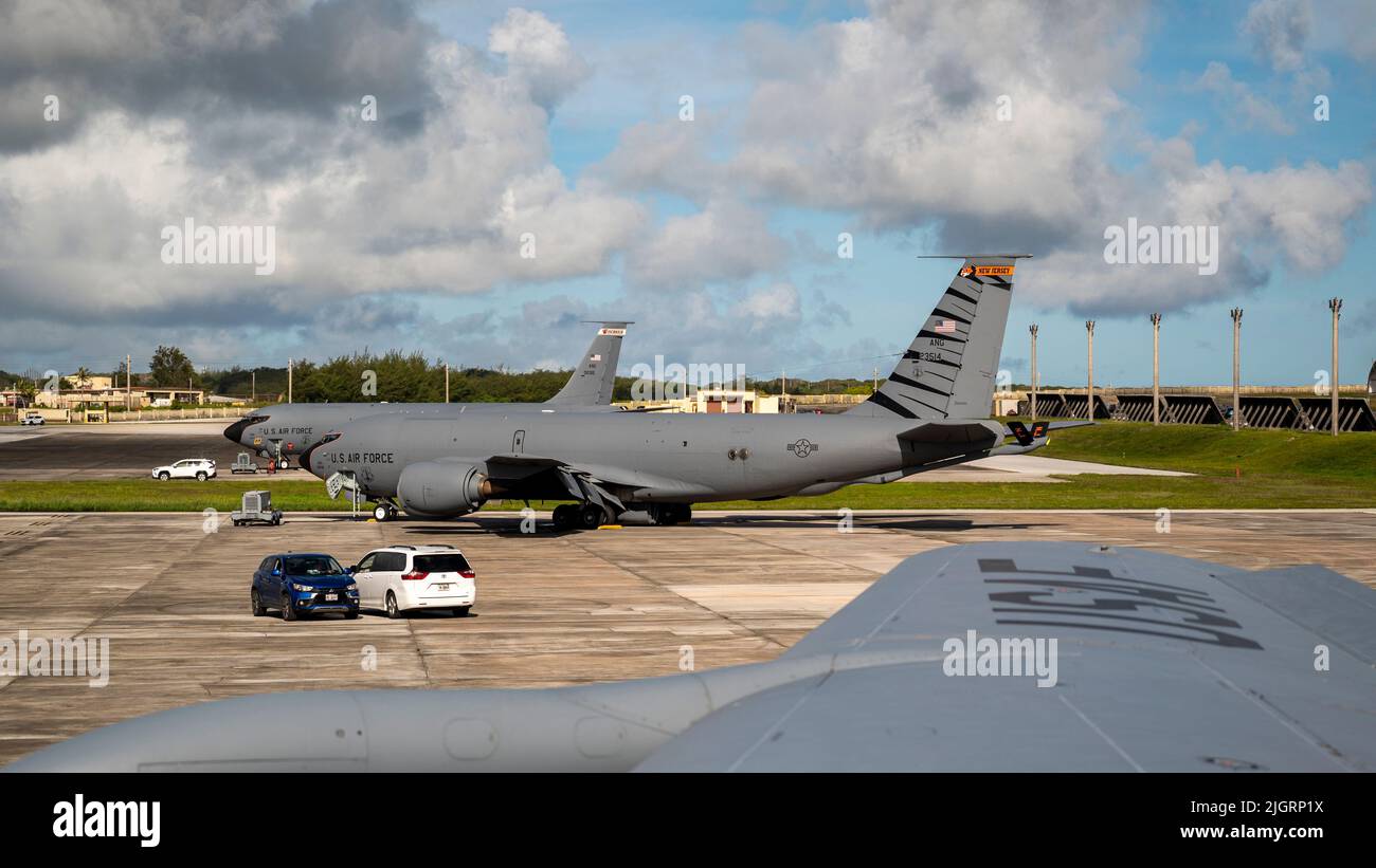 Ein Flugzeug der US Air Force KC-135 Stratotanker, das dem 506. Expeditionary Air Betanking Squadron, Andersen Air Force Base, Guam, zugewiesen wurde, sitzt auf der Start- und Landebahn neben zwei weiteren KC-135s vor einer Luftauffüllungsmission am 30. Juni 2022. (USA Luftwaffe Foto von Master Sgt. Nicholikpriester) Stockfoto