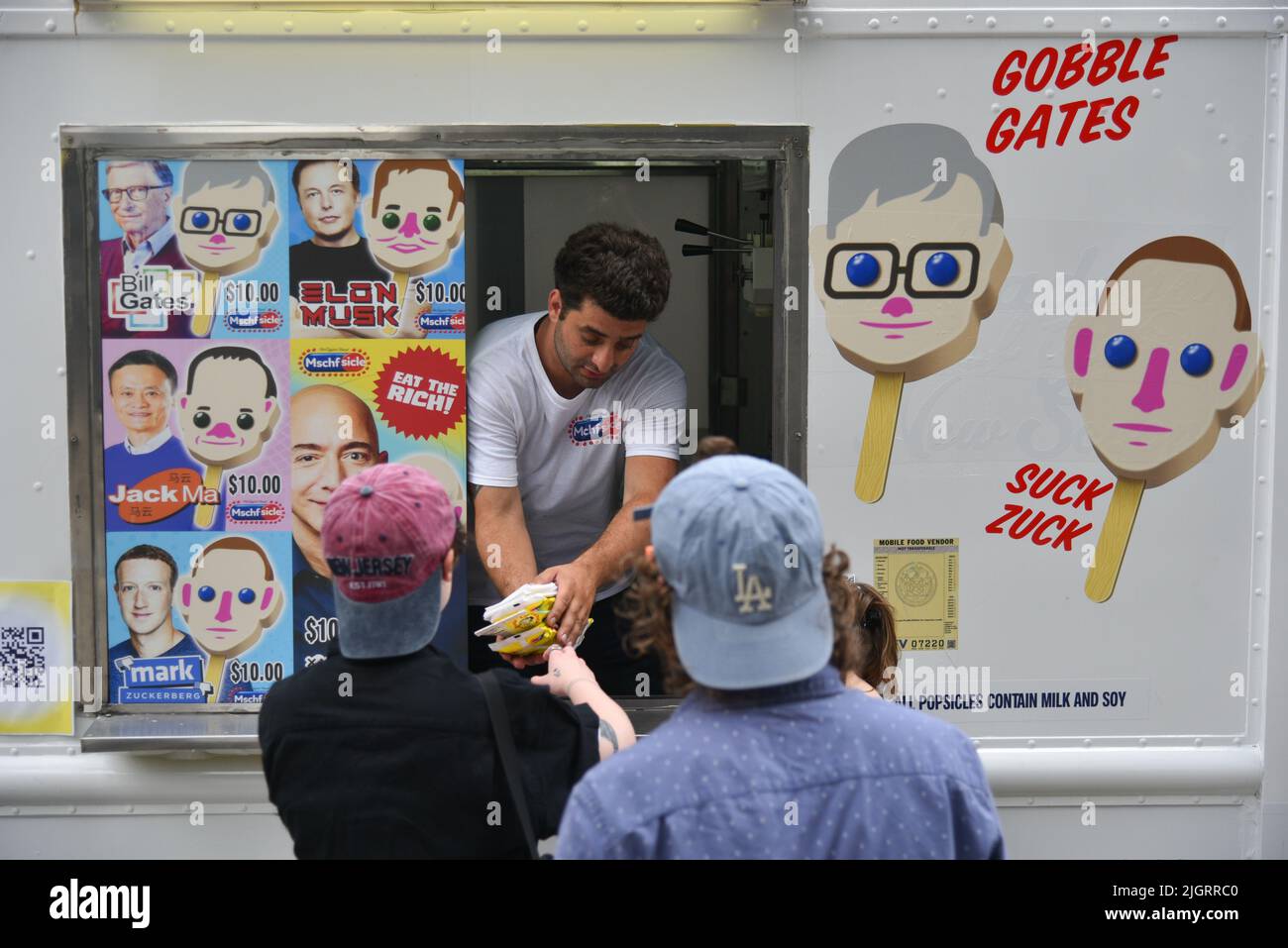 Ein Pop-up-Eiswagen, der vom Brooklyn Arts Collective MSCHF betrieben wird, verkauft Eiszapfen, die wie die berühmtesten Milliardäre der Welt bei MCCA aussehen Stockfoto