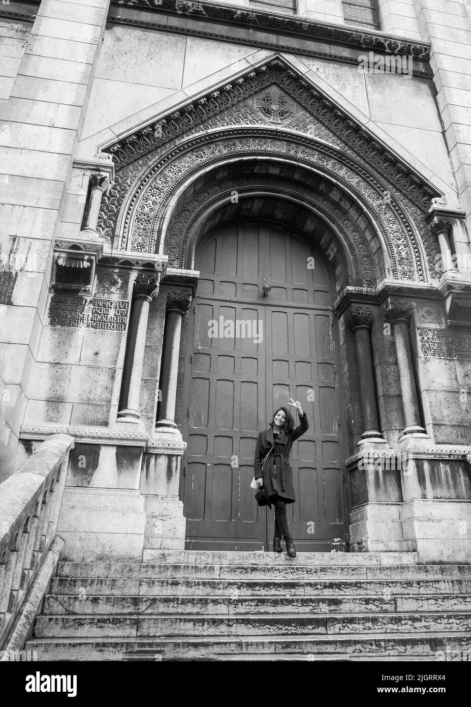 10-24-2016 Paris, Frankreich. Junge Frau neben der Sacré Coeur oder einer anderen Kirche in diesem Viertel auf Monmartre Stockfoto