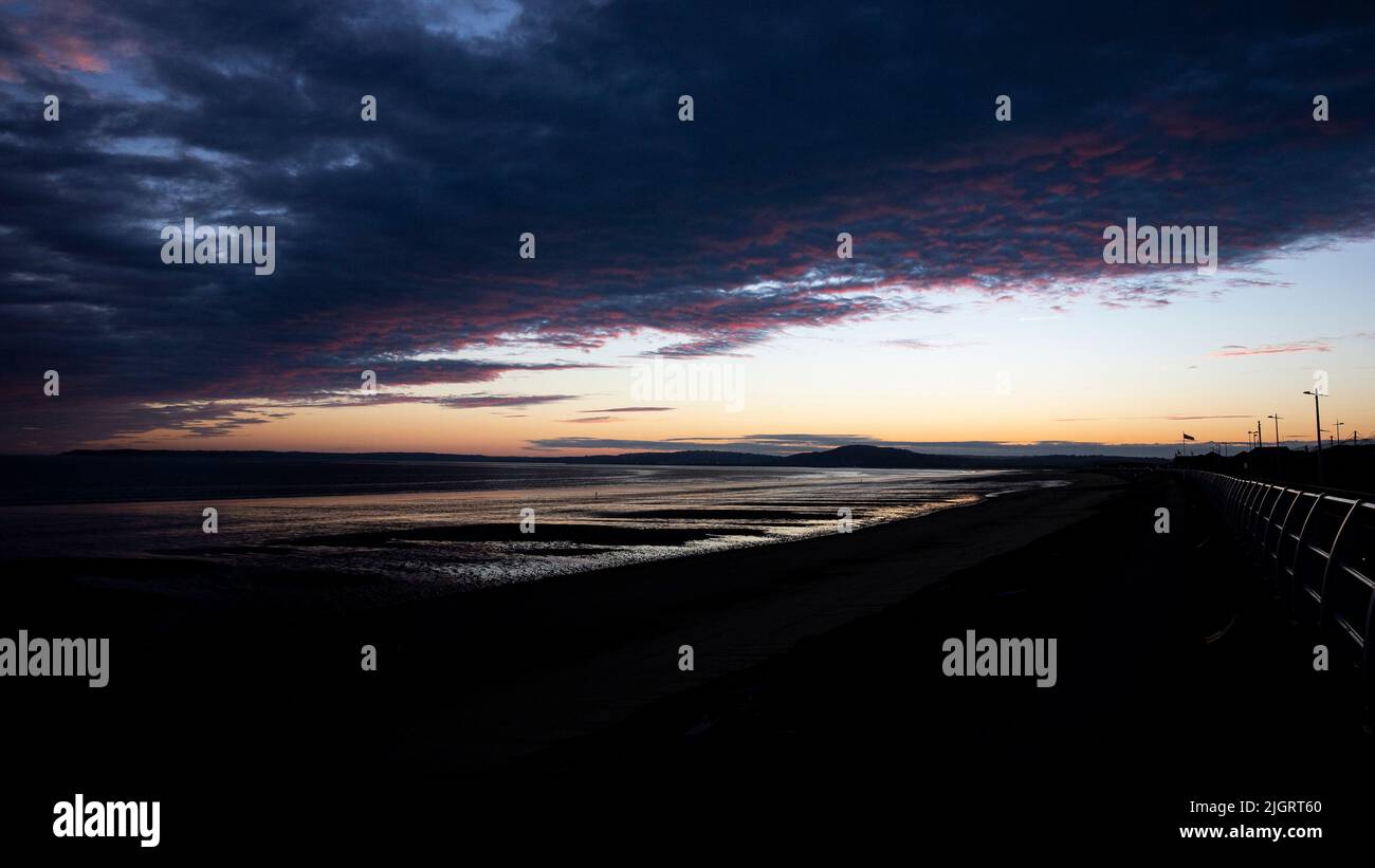 Port Talbot, Großbritannien. 12.. Juli 2022. Ein Blick auf Aberavon, Port Talbot bei Sonnenuntergang am 12.. Juli 2022. Quelle: Lewis Mitchell/Alamy Live News Stockfoto