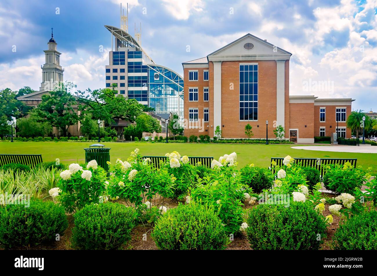 Der Mardi Gras Park blickt auf die Christ Church Cathedral, den Government Plaza und den Mobile County Probate Court in Mobile, Alabama. Stockfoto