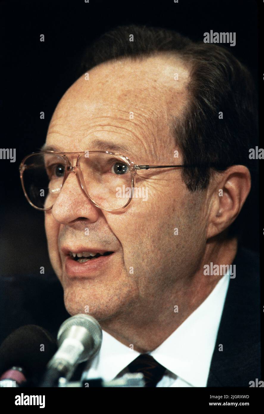 Der US-Verteidigungsminister William Perry bezeugte in der Anhörung des Haushaltsausschusses des Repräsentantenhauses zum Haushaltsplan des Geschäftsjahres 1996 auf dem Capitol Hill am 8. Februar 1995 in Washington, D.C. Stockfoto