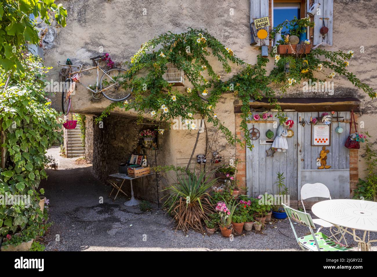 Liebevoll dekorierter Stand mit Büchern, die in Beaufort-sur-Gervanne, Frankreich, zum Austausch angeboten werden Stockfoto