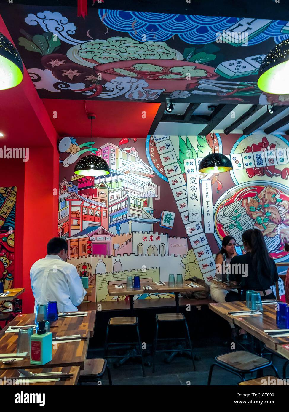 Paris, Frankreich, Menschen teilen Mahlzeiten an Tischen im chinesischen Restaurant, (Sichuan, Bezirk 5.), „Tran Tran Zai“ Stockfoto