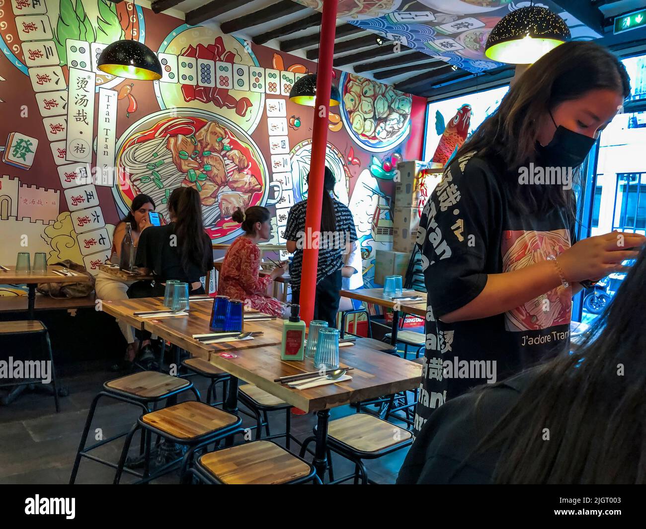Paris, Frankreich, People Sharing Meals at Tables Inside Chinese Restaurant, (Sichuan, 5. Bezirk), 'Tran Tran Zai » Chinese Migranten, zeitgenössisches Restaurant, Migranten Stockfoto