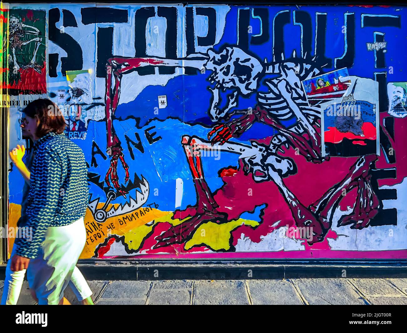 Paris, Frankreich, Woman Walking, Front of Anti-war, Anti-Putin-Poster, Street Art, Slogan an der Wand des Squat-Gebäudes: „Stop Putin » International Politics Stockfoto