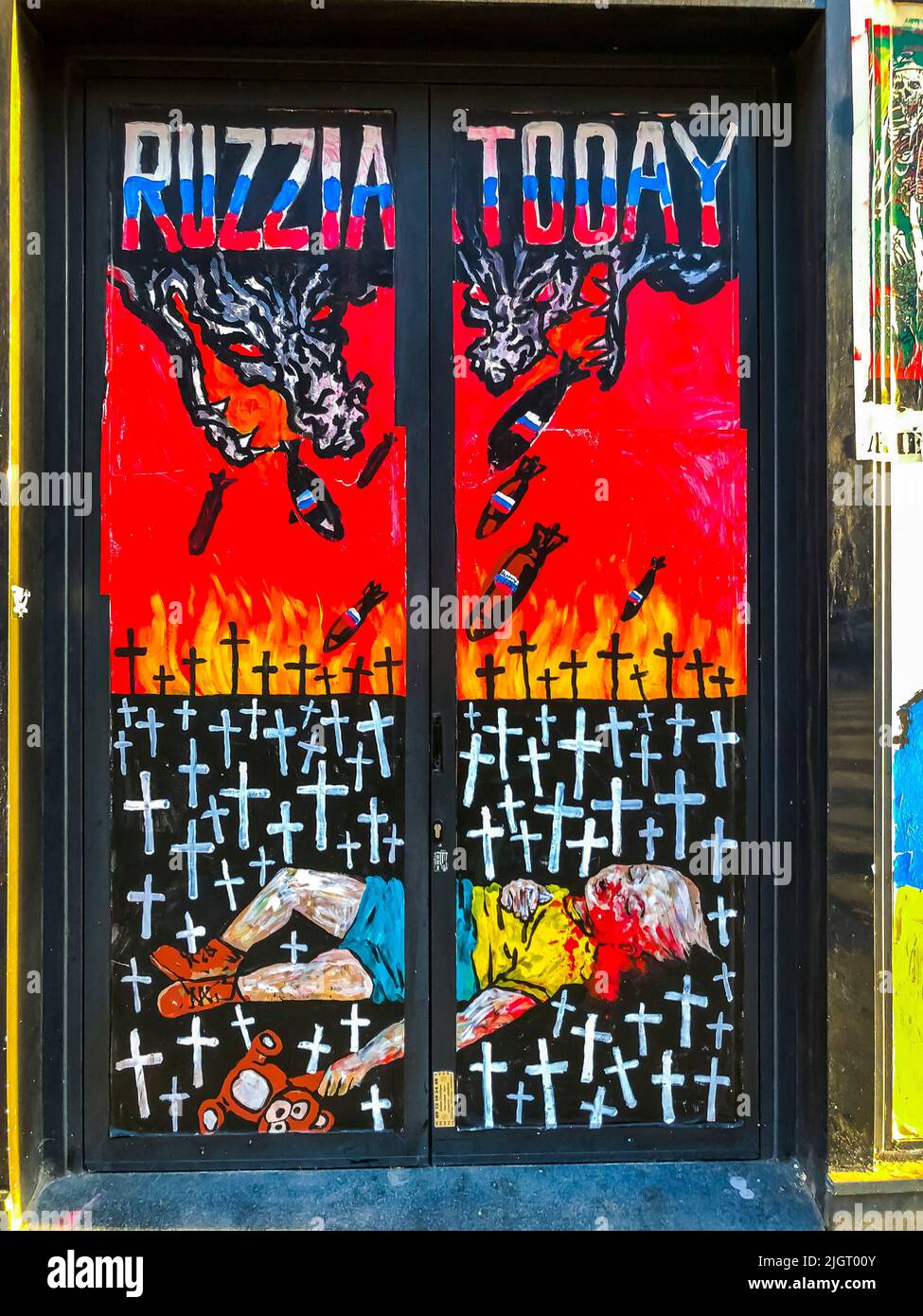 Paris, Frankreich, Anti-Krieg, Anti-Putin-Poster, Street Art, an der Wand des Squat Building-Slogan: „Ruzzia Today » International Politics Stockfoto
