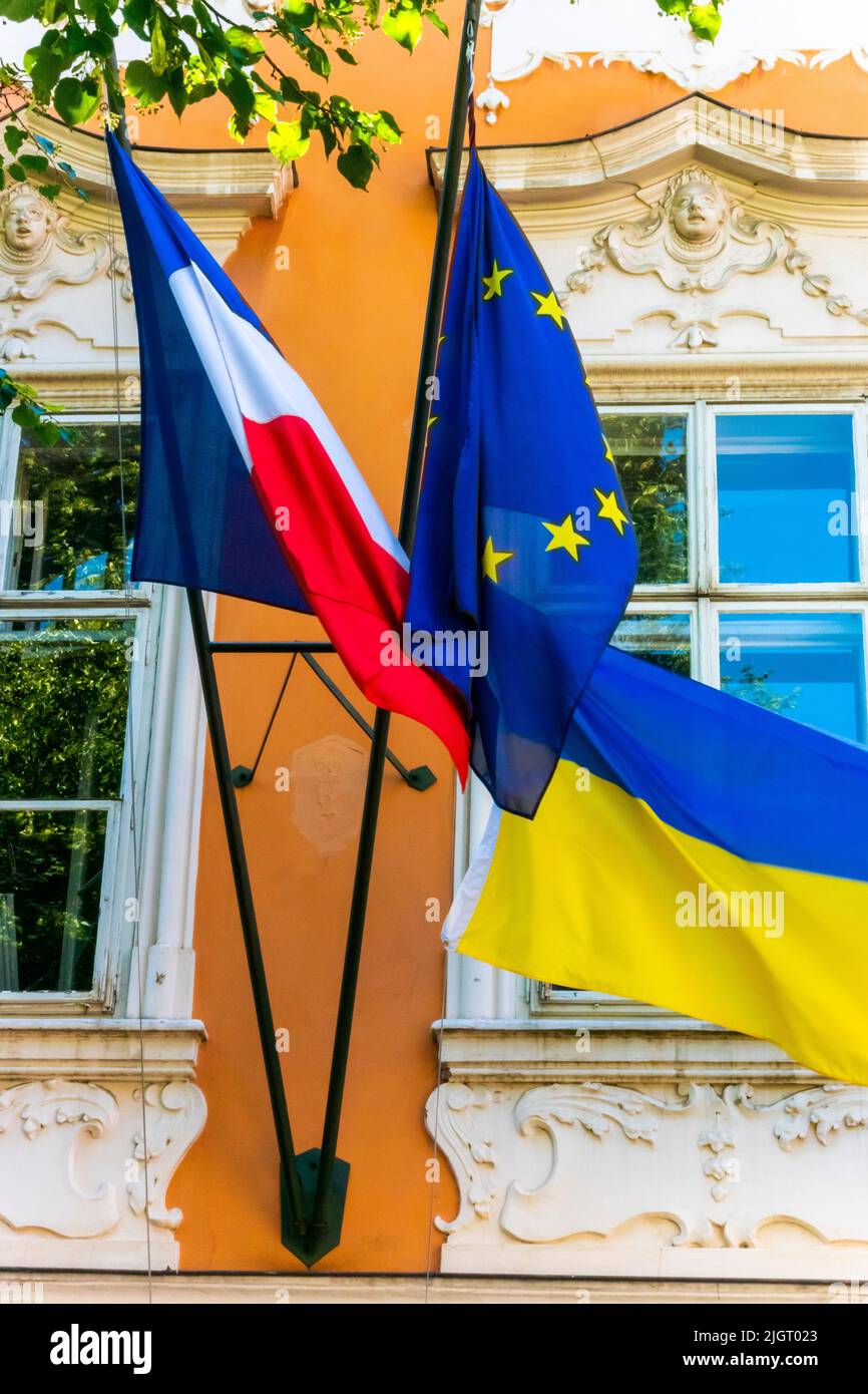 Prag, Tschechische Republik, Französisch, Europa und Ukraine Flaggen auf dem Display, Vorderseite der französischen Botschaft, Detail, internationale Politik Stockfoto