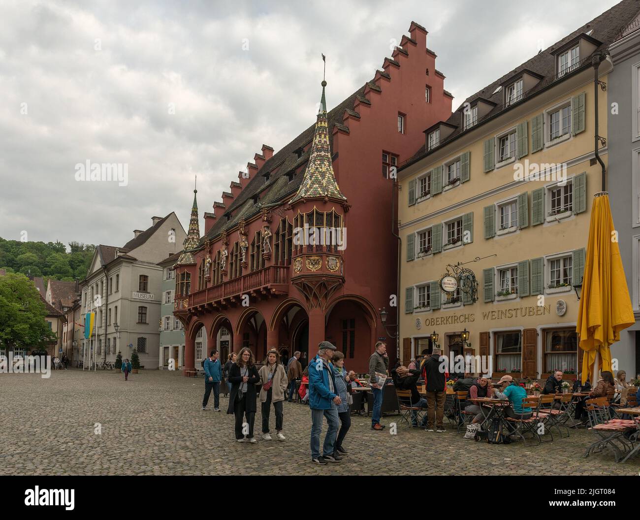 Touristen am historischen Münsterplatz in Freiburg, Deutschland Stockfoto