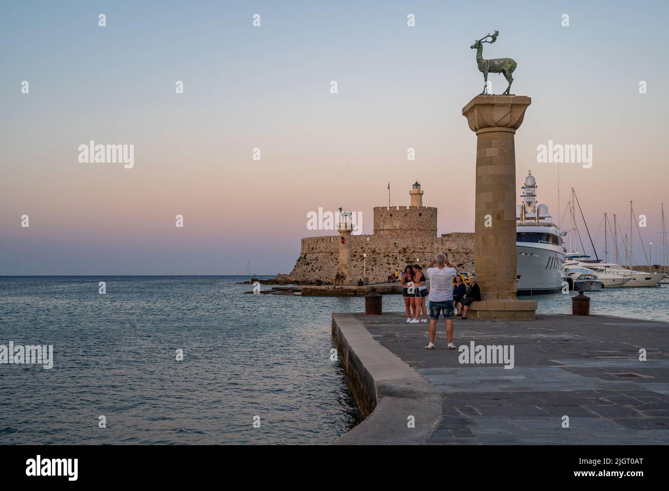 Mandraki Hafen in Rhodos Stadt auf Rhodos Insel, Griechenland. Stockfoto