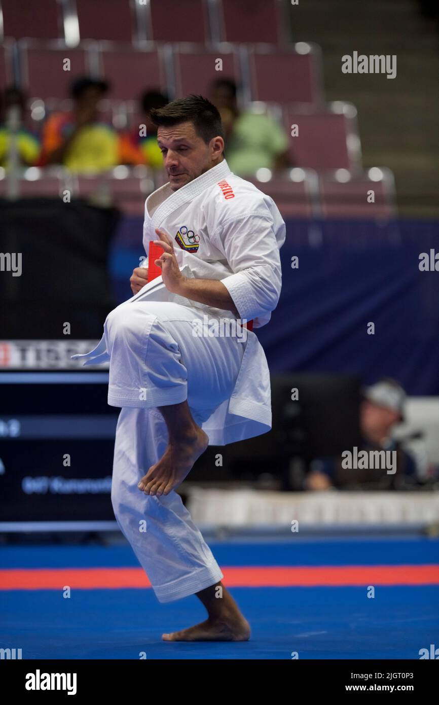 Antonio Diaz aus Venezuela hebt während des Karate-Wettbewerbs mit Kata-Demonstration bei den World Games 2022 in Birmingham sein Knie. Die Spiele sind eine viereckige internationale Multisport-Veranstaltung für den Sport, die nicht in den Olympischen Spielen enthalten ist. Hosting-Stadt ist Birmingham, Alabama, USA. Stockfoto