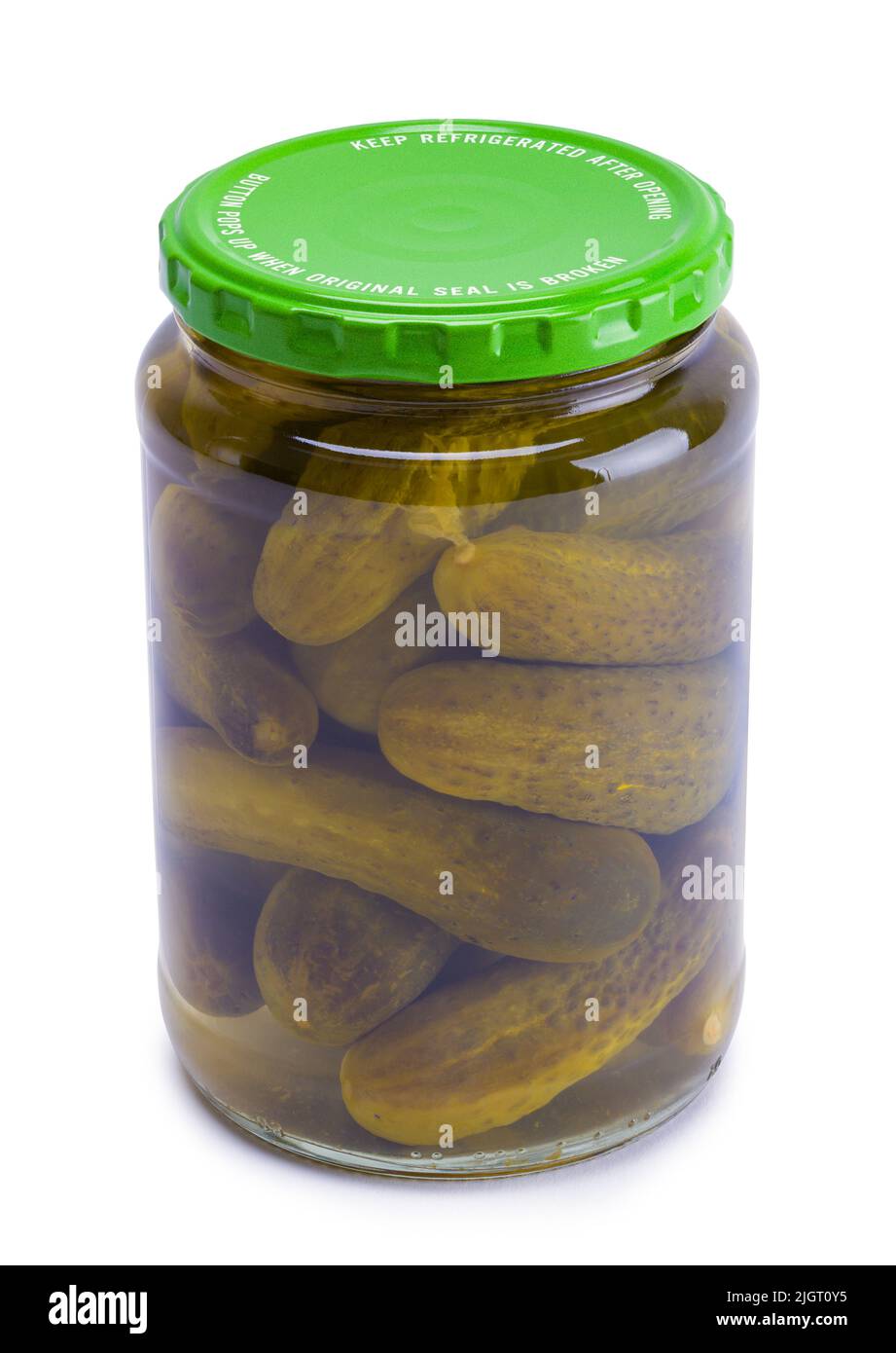 Ganze Pickles in Glas, auf Weiß geschnitten. Stockfoto