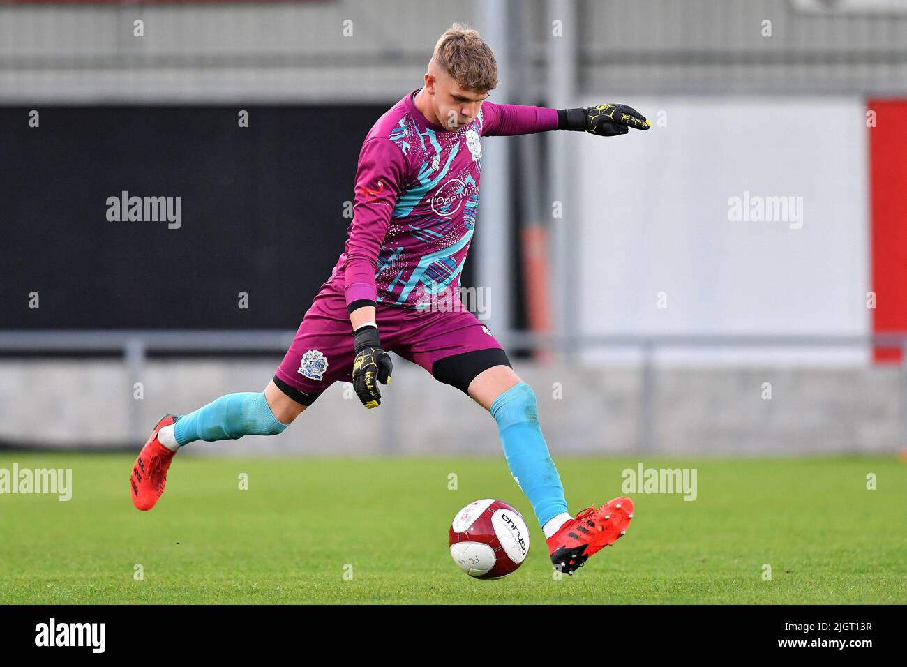 Jack Atkinson von AFC Bury in Aktion beim Vorsaison-Freundschaftsspiel zwischen FC United von Manchester und Bury AFC im Broadhurst Park, Moston am Dienstag, den 12.. Juli 2022. (Kredit: Eddie Garvey | MI Nachrichten) Kredit: MI Nachrichten & Sport /Alamy Live Nachrichten Stockfoto