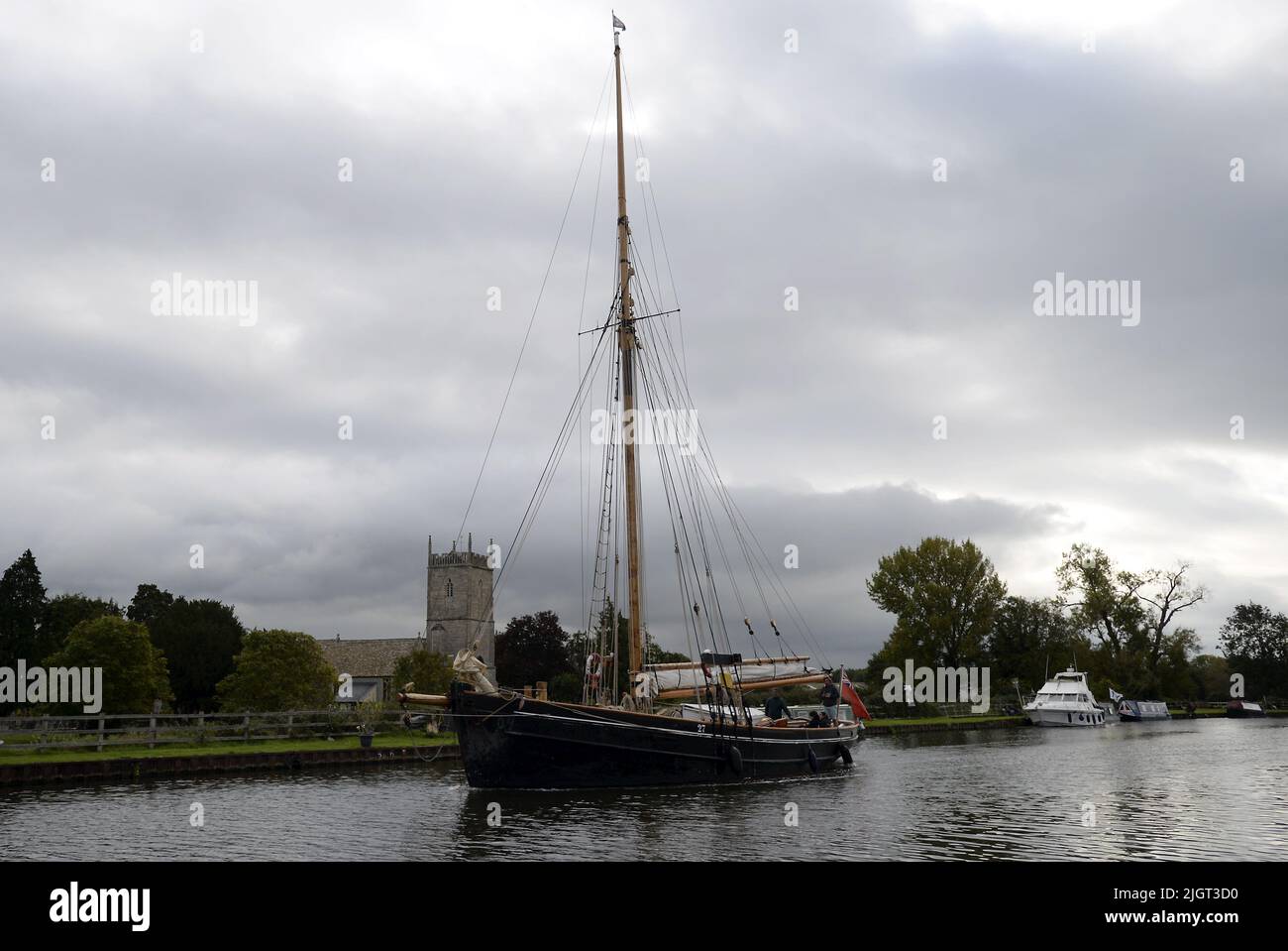 Das Tall-Schiff Mascotte macht sich am Freitag, den 15.. Oktober 2021, auf den Weg auf den Gloucester zum Sharpness Canal in Gloucestershire, wo sie am T.Nielsen and Company Shipbuilders and Riggers in Gloucester Docks ihren Winternachbau durchgeführt hat. Nielsen kümmert sich seit vielen Jahren um Mascotte, und sie kommt jährlich für Trockendocks und Vermessungen. Sie wird bis März 2022 in Gloucester sein.Mascotte ist ein Bristol Channel Pilot Cutter, der 1904 in Newport gebaut wurde und das größte überlebende Schiff ihres Typs ist. Die Pilot Cutters rasten aus den Häfen des Bristol Channel, um große Schiffe zu treffen und Piloten an Bord zu liefern, um sie sicher hineinzuführen Stockfoto