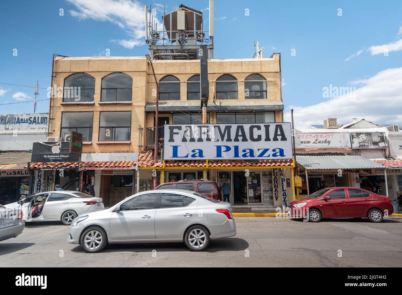 Apotheke und andere Geschäfte in Nogales, Sonora Mexiko. Mexikanische Stadt südlich der Grenze. Stockfoto