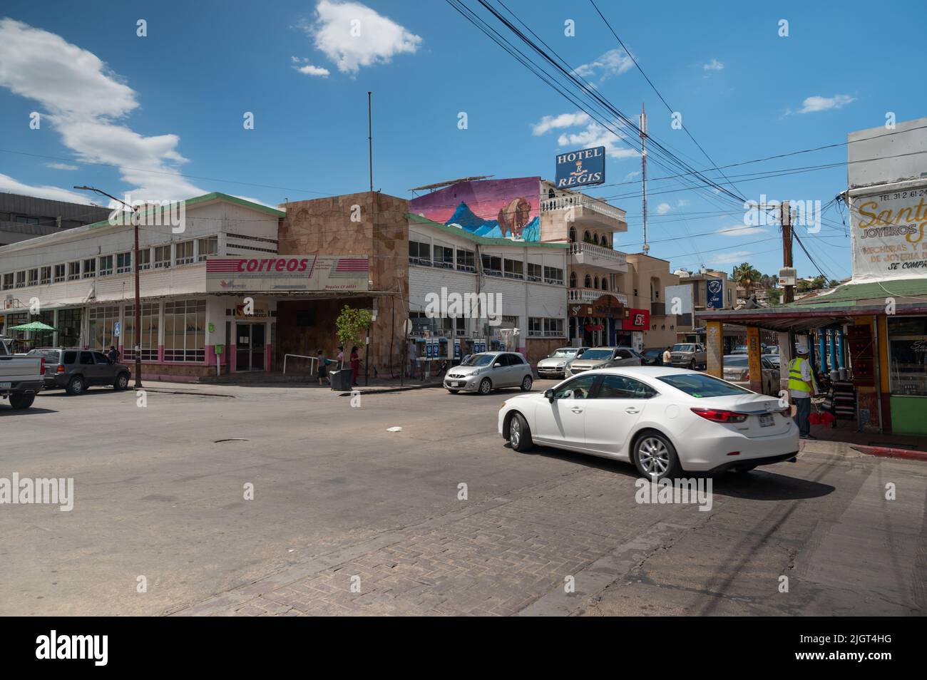 Belebte Kreuzung in der mexikanischen Stadt mit Post und Hotel. Stockfoto
