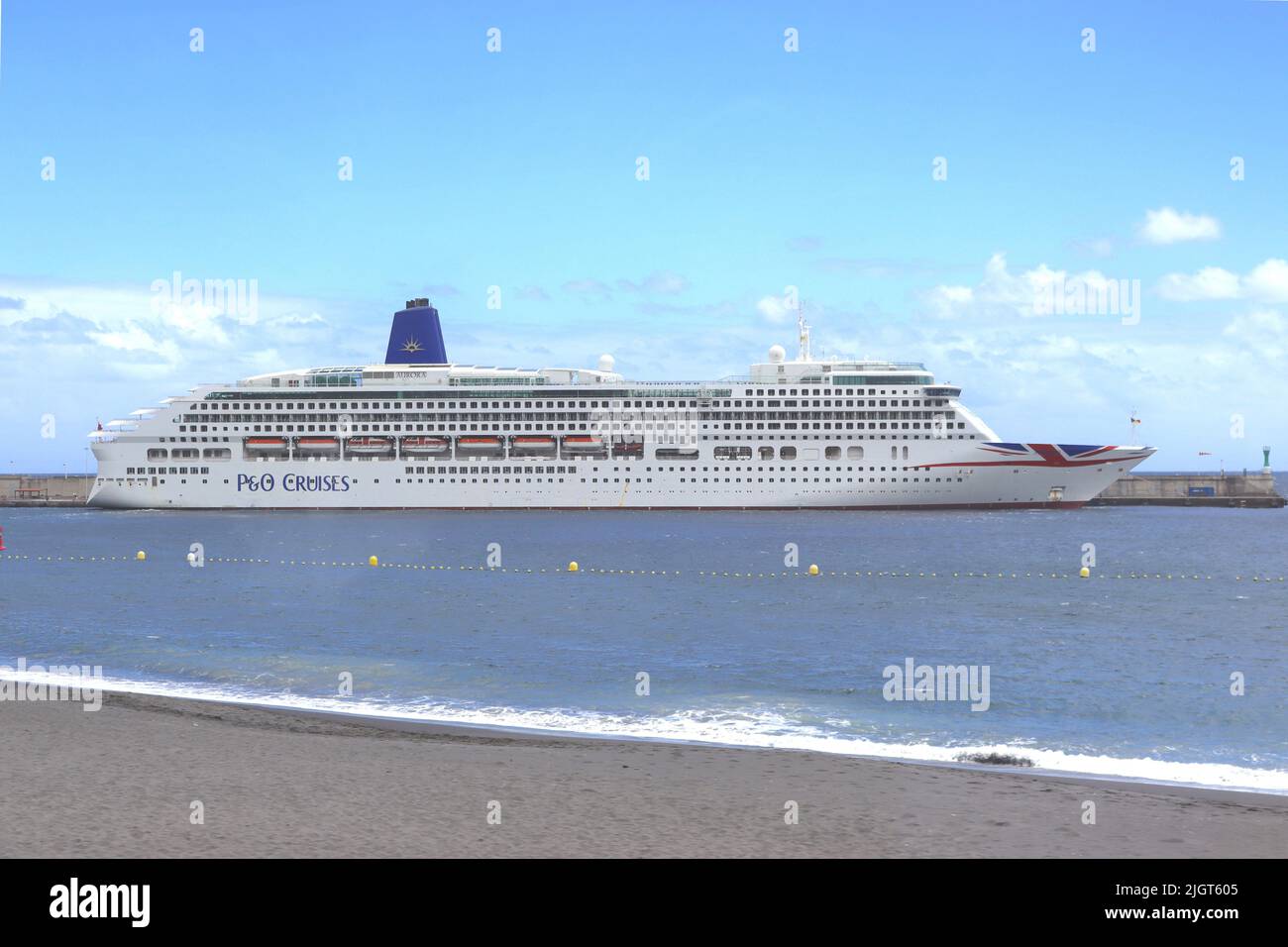 Eine perfekte Seitenansicht des P&O-Kreuzfahrtschiffs Aurora, gelegen in Santa Cruz, La Palma, Kanarische Inseln. Stockfoto