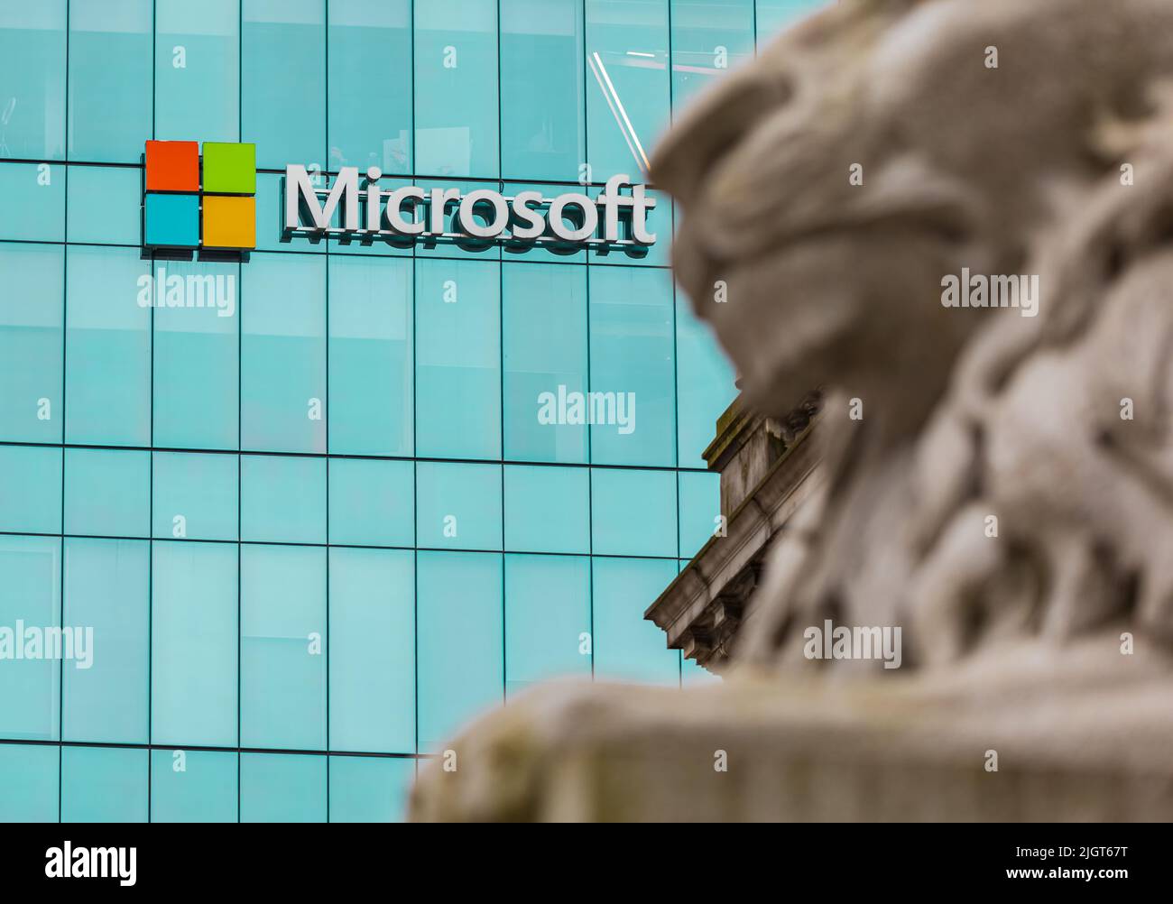 Microsoft Corp.-Logo auf der Seite des Einkaufszentrums in der Innenstadt. Das Microsoft-Logo ist an der Fassade des CF Pacific Center in der Innenstadt von Vancouver, Kanada, zu sehen. Niemand, Stockfoto