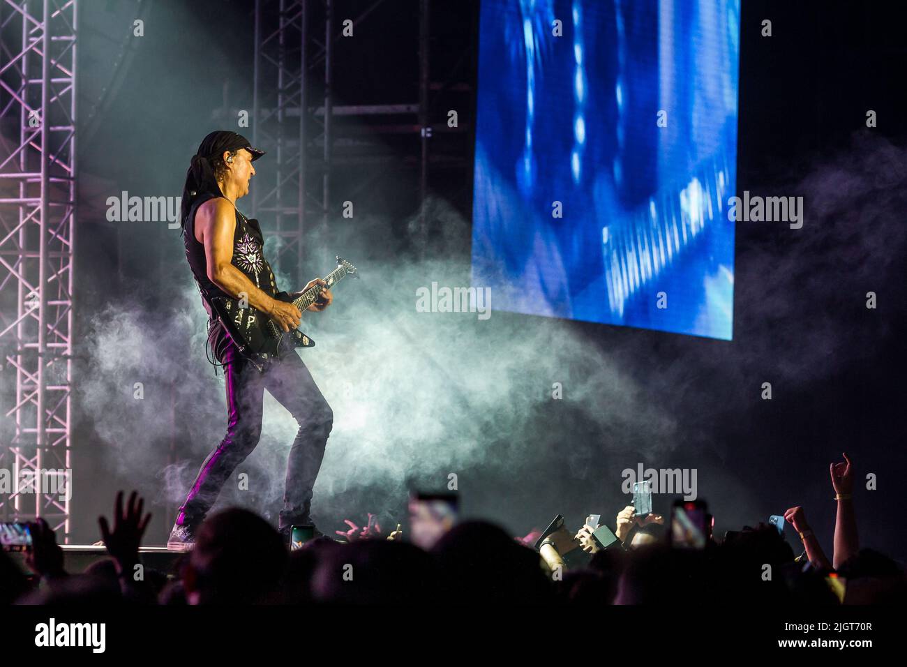 Limassol, Zypern. 12.. Juli 2022. Matthias Jabs tritt während der Show in Limassol, Zypern, am 12. Juli 2022 auf. Scorpions traten im Tsirio-Stadion in Limassol während ihrer Welttournee auf, die nach ihrem letzten Studioalboum, dem 'Rock Believer', benannt wurde. (Foto von Kostas Pikoulas/Sipa USA) Quelle: SIPA USA/Alamy Live News Stockfoto