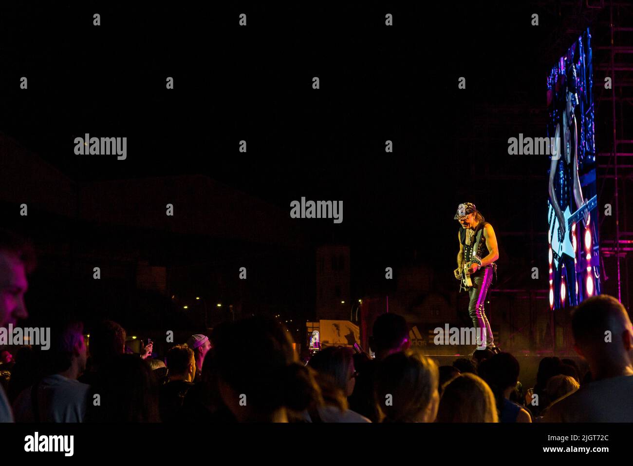 Limassol, Zypern. 12.. Juli 2022. Matthias Jabs tritt während der Show in Limassol, Zypern, am 12. Juli 2022 auf. Scorpions traten im Tsirio-Stadion in Limassol während ihrer Welttournee auf, die nach ihrem letzten Studioalboum, dem 'Rock Believer', benannt wurde. (Foto von Kostas Pikoulas/Sipa USA) Quelle: SIPA USA/Alamy Live News Stockfoto