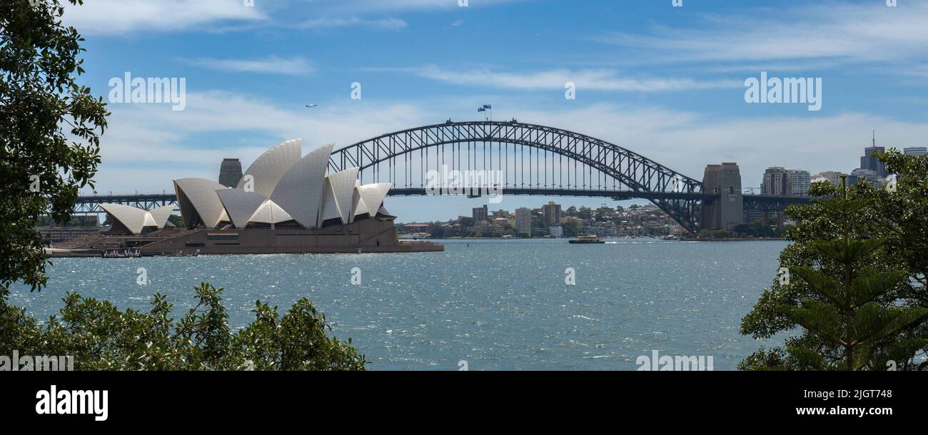 Sydney Harbour Bridge und das Opernhaus, mit einem Qantas-Jet, der über uns hindurchfährt Stockfoto