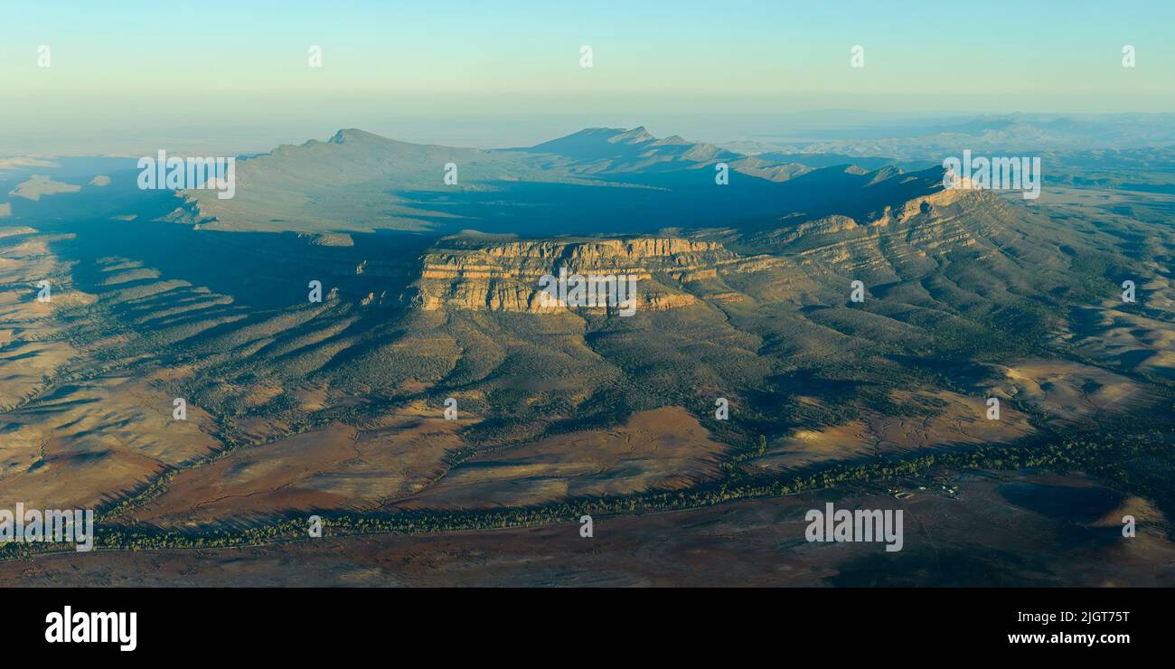 Ein natürliches Amphitheater aus Bergen - am frühen Morgen Blick auf Wilpena Pound, Ikara Flinders Ranges, Südaustralien. Stockfoto