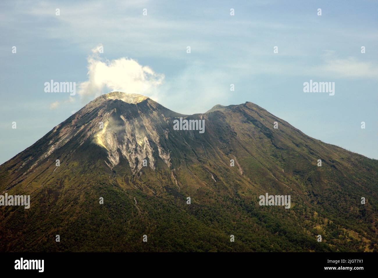 Mount Lewotolok Vulkan in Lembata Island, Lembata, East Nusa Tenggara, Indonesien. Stockfoto