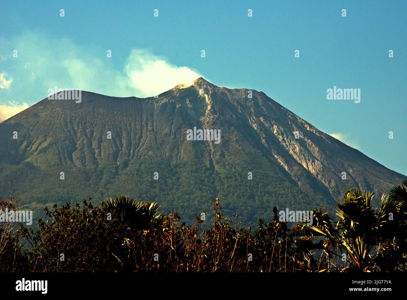 Mount Lewotolok Vulkan in Lembata Island, Lembata, East Nusa Tenggara, Indonesien. Stockfoto