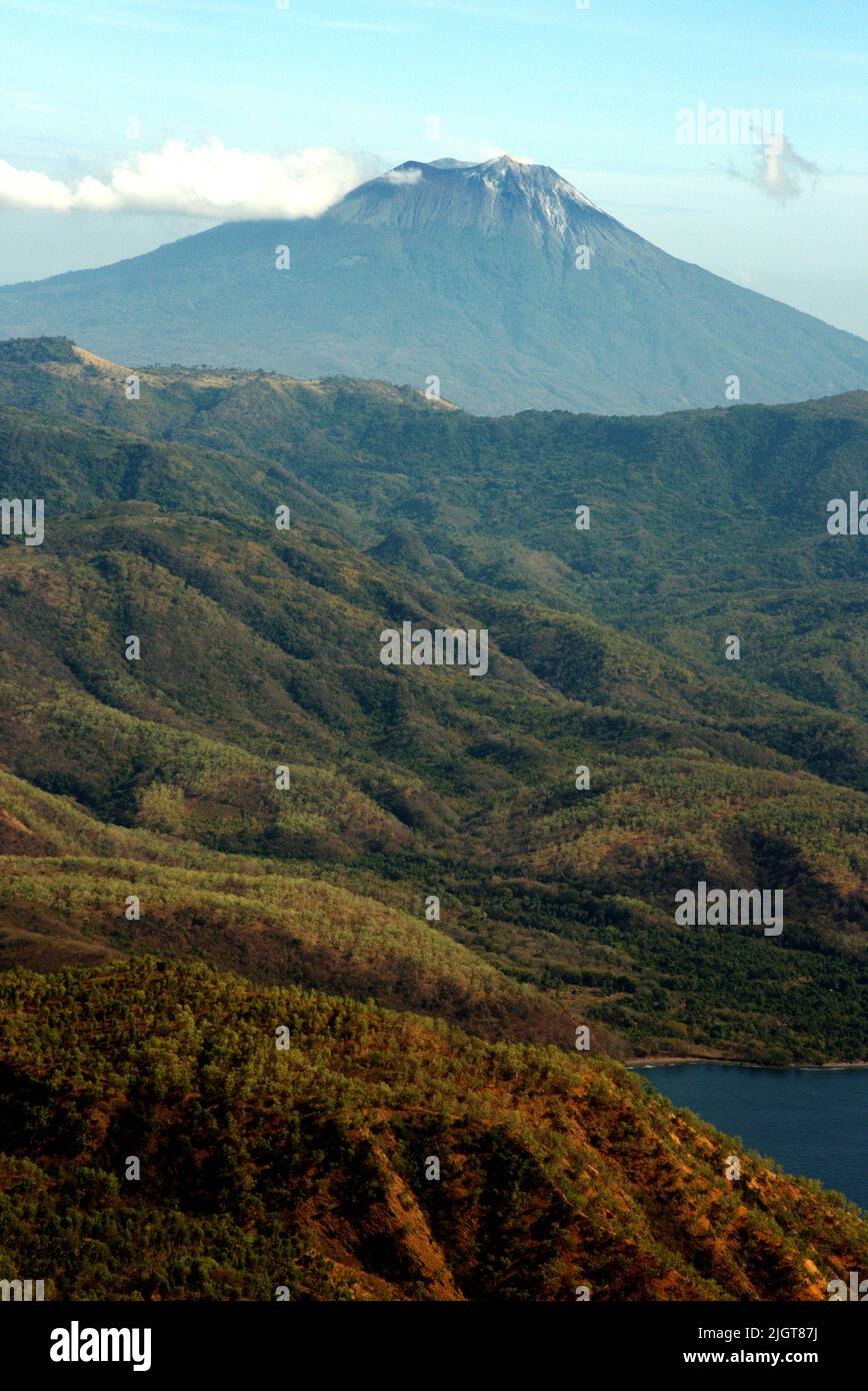 Der Vulkan Mount Lewotolok wird vom Mount Mauraja in Atadei nahe der Südküste der Lembata Insel in Lembata, Ost-Nusa Tenggara, Indonesien gesehen. Stockfoto