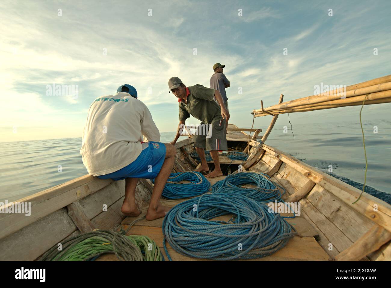 Waljäger auf einem traditionellen Walfangboot, das mit Bambusharpunen und Seilen ausgestattet ist und auf der Savu-See vor der Küste von Lamalera in Wulandoni, Lembata, East Nusa Tenggara, Indonesien, segelt. Stockfoto