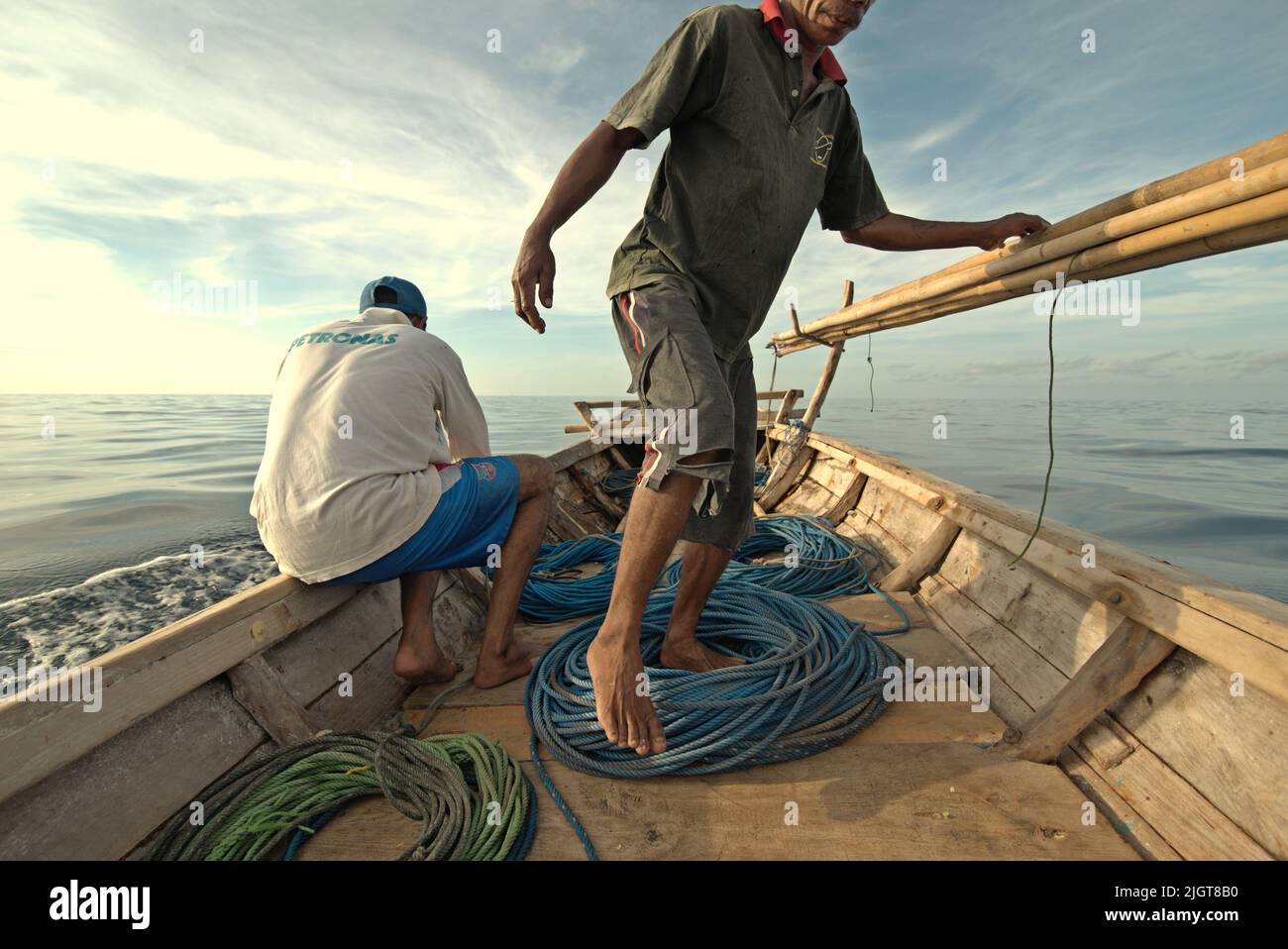 Waljäger auf einem traditionellen Walfangboot, das mit Bambusharpunen und Seilen ausgestattet ist und auf der Savu-See vor der Küste von Lamalera in Wulandoni, Lembata, East Nusa Tenggara, Indonesien, segelt. Stockfoto