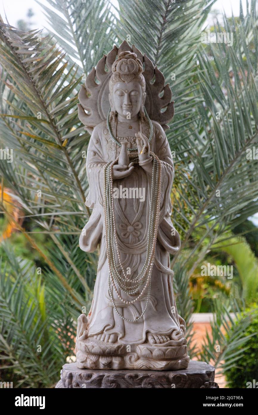 Marmorstatue von TARA im buddhistischen STUPA im WAT THATON - THATON, THAILAND Stockfoto
