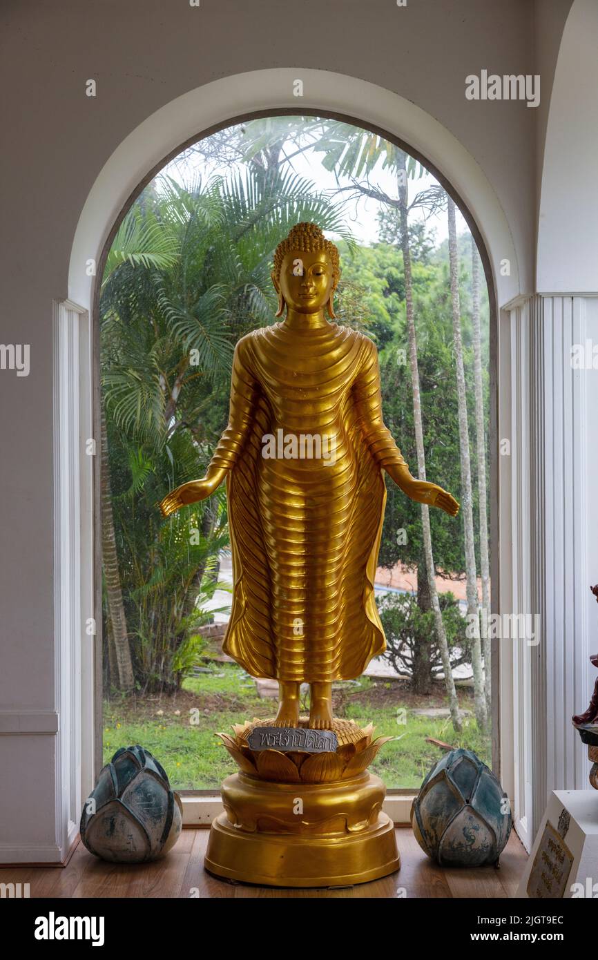 Goldene Buddha-Statue im buddhistischen STUPA im WAT THATON - THATON, THAILAND Stockfoto