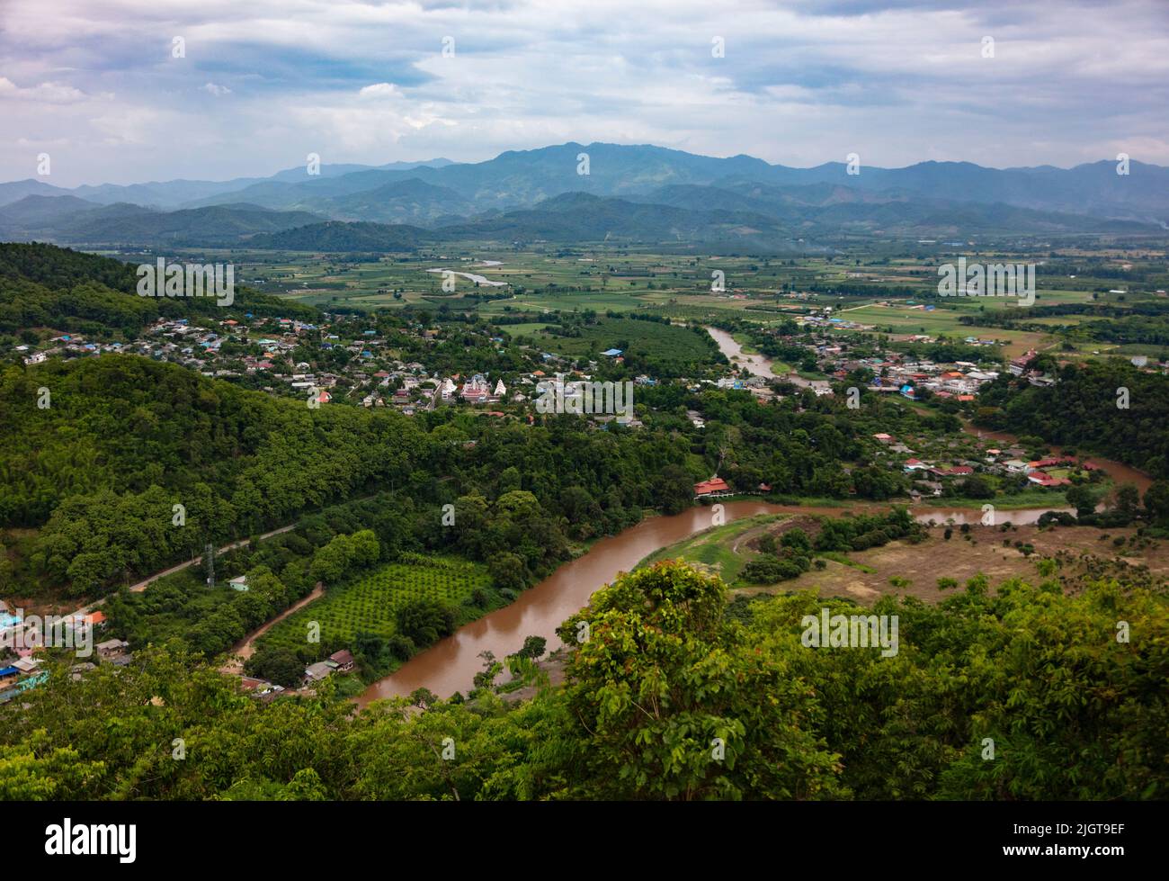 Blick auf den Fluss Mae Kok und die Stadt THATON vom BUDDHISTISCHEN STUPA im WAT THATON - THAILAND Stockfoto