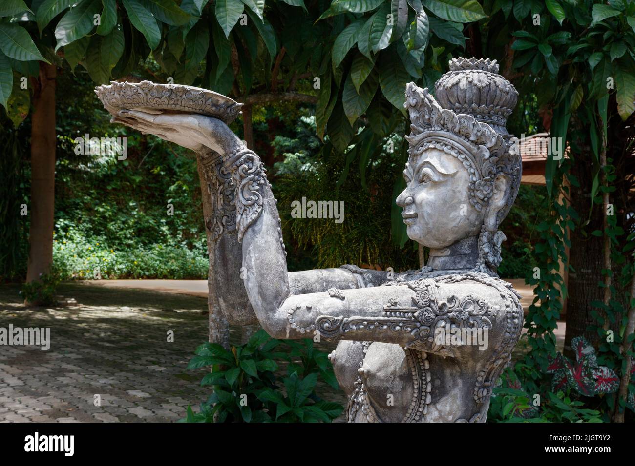 Eine Apsara-Gottheit schmückt eine Treppe am GOLDENEN DREIECK, wo sich Thailand, Burma und Laos treffen - CHIANG SAEN, THAILAND Stockfoto