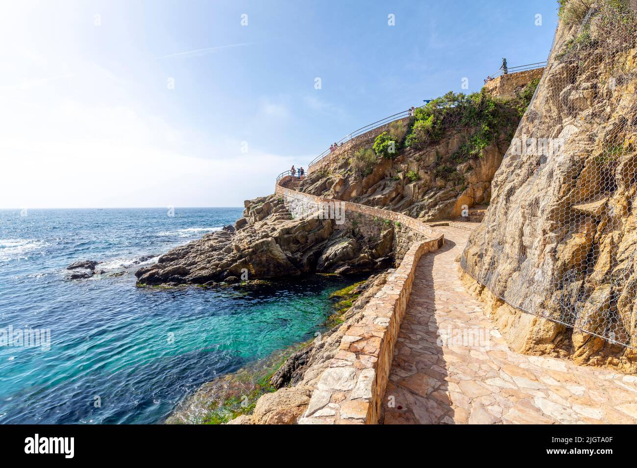 Der Wanderweg am Hang zu den Jardins de Santa Clotilde an der Costa Brava Küste von Lloret de Mar, Spanien. Stockfoto