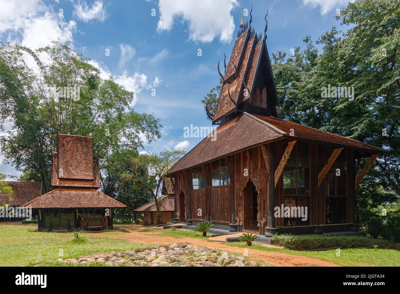 Traditionelle Architektur im BLACK HOUSE oder Baandam Museum das Gehirnkind des thailändischen Künstlers Thawan Duchanee, das seine Kunst und Collecti einschließt Stockfoto