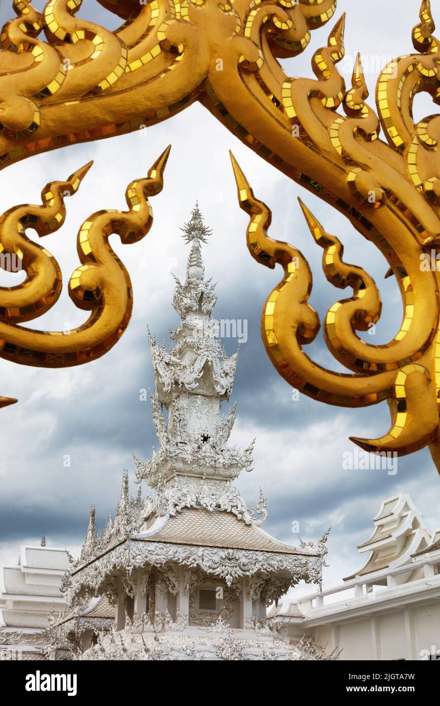Der moderne Wat Rong Khun oder WEISSE TEMPEL, der vom Künstler Chalermachai Kositpipat gebaut wurde, ist sowohl hinduistisch als auch buddhistisch - CHIANG RAI, THAILAND Stockfoto
