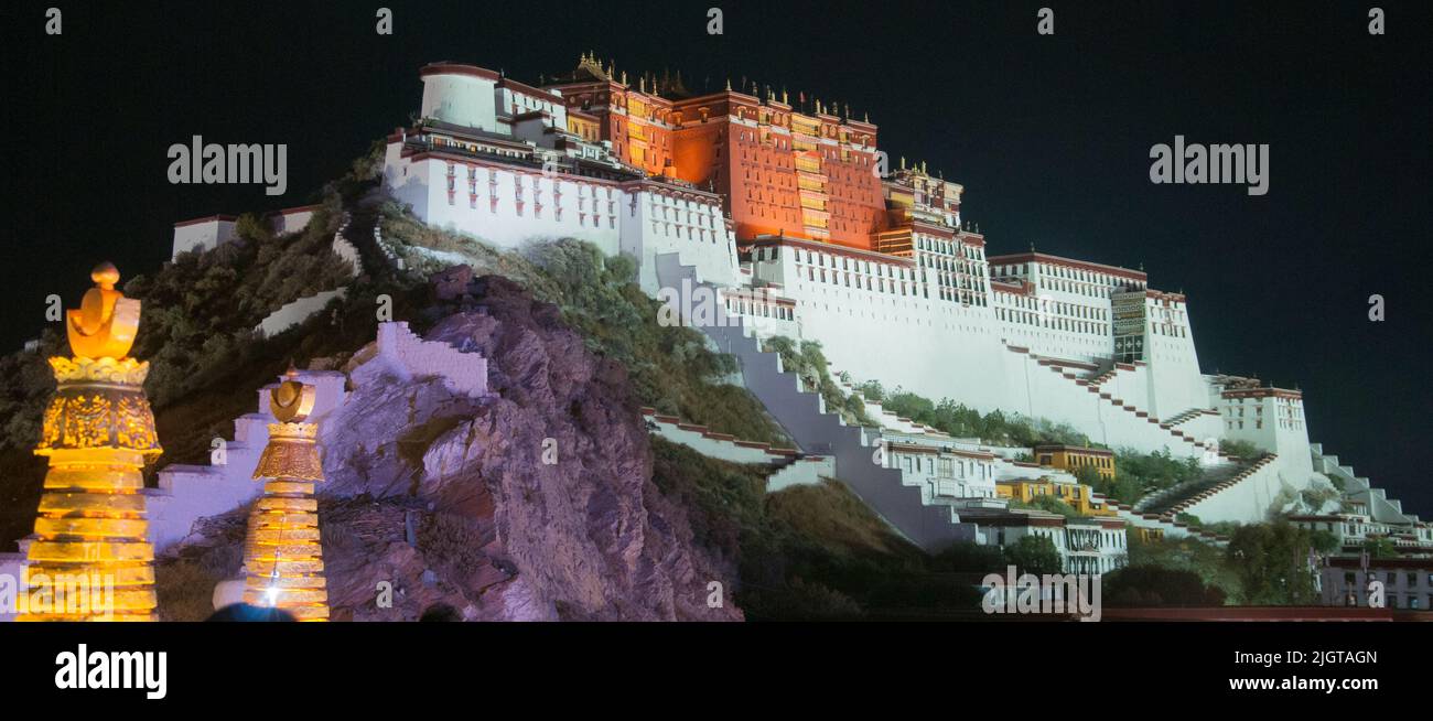 Potala Palast bei Nacht, Lhasa, Tibet, China, bis 1959 der Wintersitz der theokratischen Regierung des Dalai Lama des unabhängigen Tibet Stockfoto