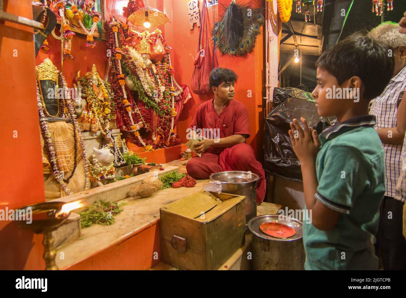 Kolkata, Westbengalen, Indien - 5. Juli 2017 : eifrige Anhänger, die Lord Hanuman ji Tempel in Kalighat besuchen. Berühmter Tempel in Kalkutta. Stockfoto