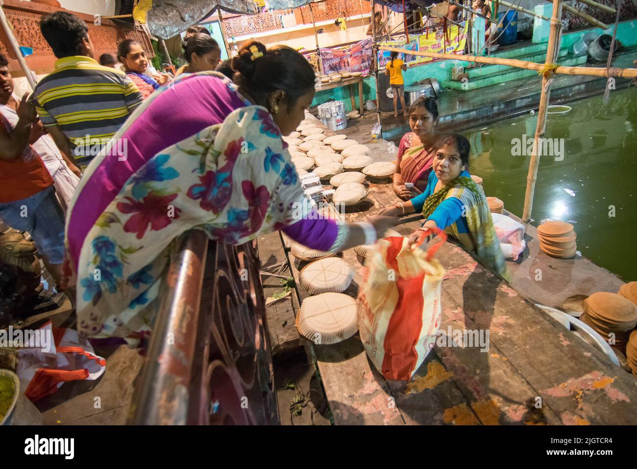 Kolkata, Westbengalen, Indien - 5. July 2017 : eifrige Anhänger bereiten verpackte vog, heilige Nahrung für Lord Hanuman ji vor, die später von seinen eifrigen Anhängern verzehrt werden soll. Stockfoto